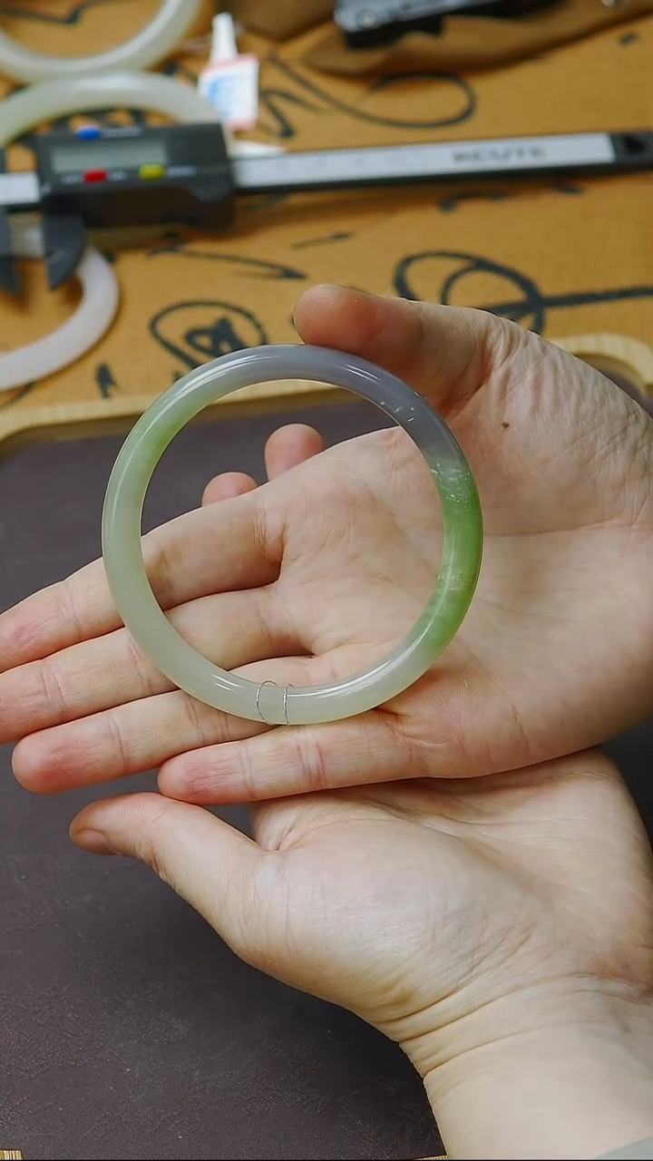 未镶嵌手镯和田玉59-60圈口特色三彩浓翠手镯