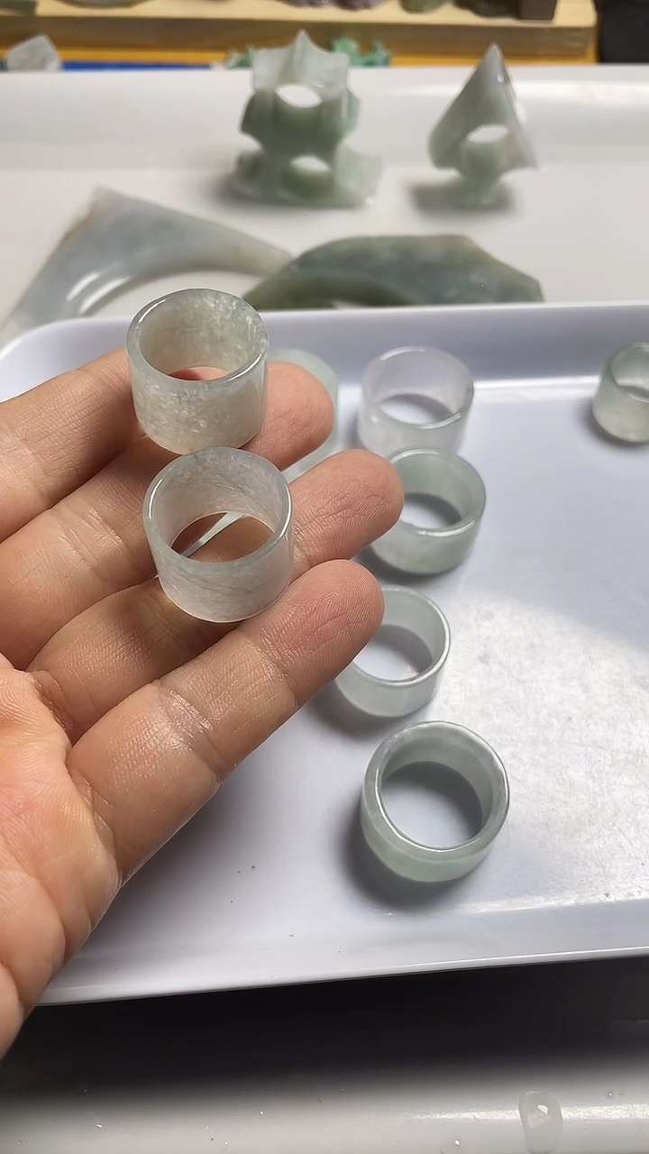 裸石翡翠多***?翡翠戒指圈