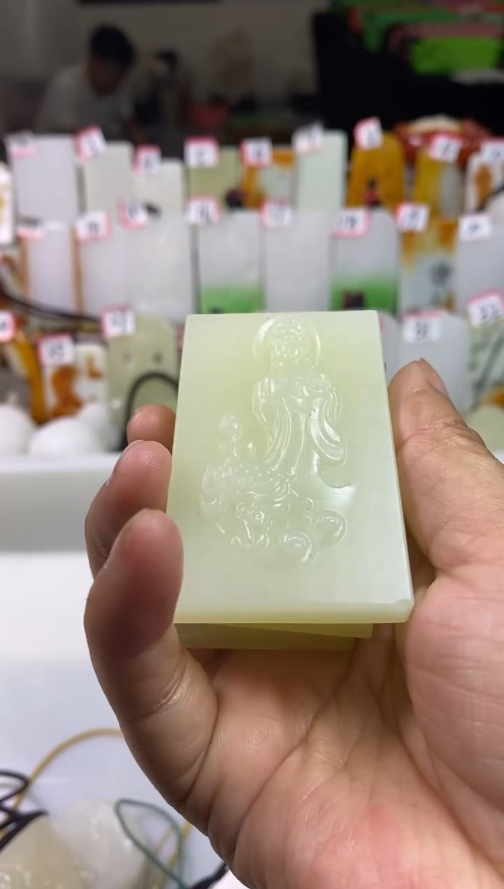 天然玉石未镶嵌颈饰观音