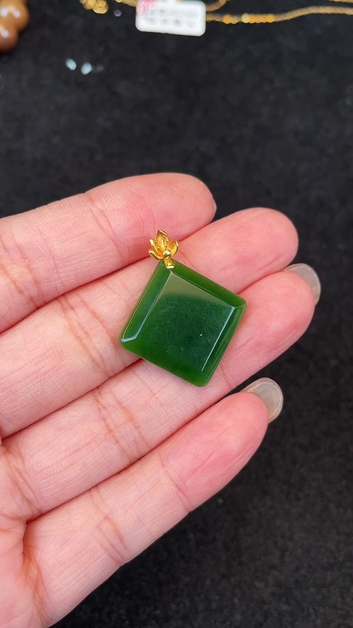 颈饰18K金镶嵌和田玉方糖