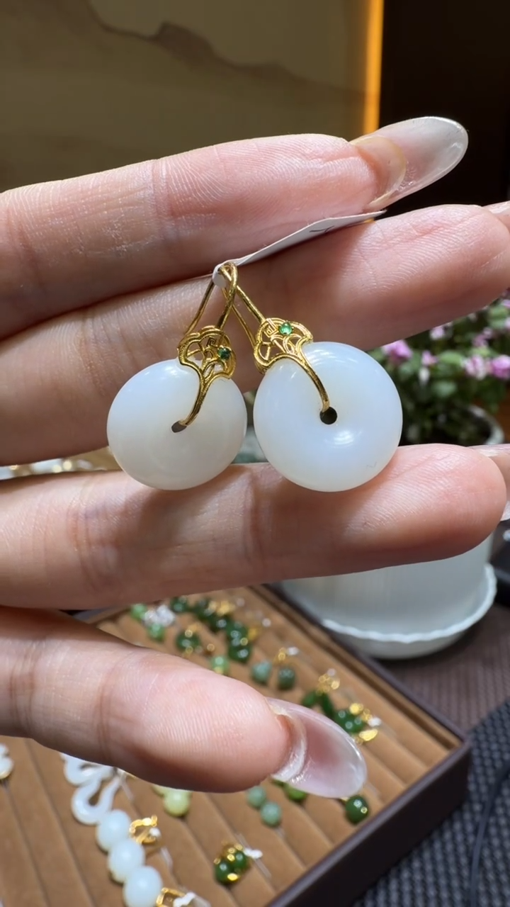 颈饰18K金镶嵌和田玉耳饰一对