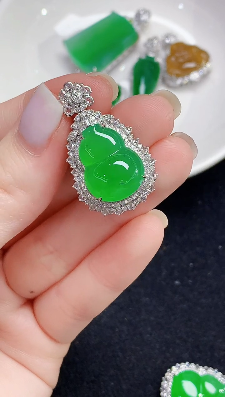 吊坠(不含链)18K金镶嵌翡翠多样性发其一