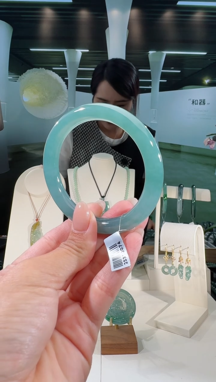 翡翠手镯未镶嵌56圈