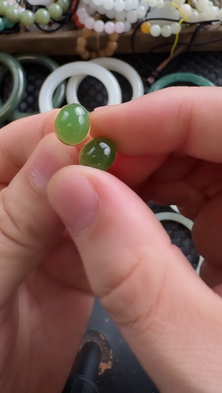 颈饰18K金镶嵌和田玉碧玉耳钉