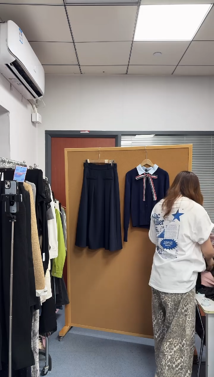 恐龙阿姨闪购商品：深蓝色拼接运动上衣