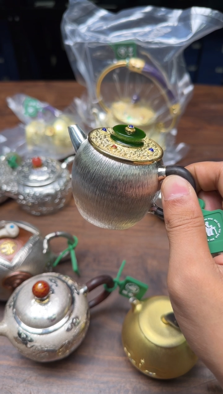 F****r呆坐 鎏金掐丝嵌宝碧玉壶