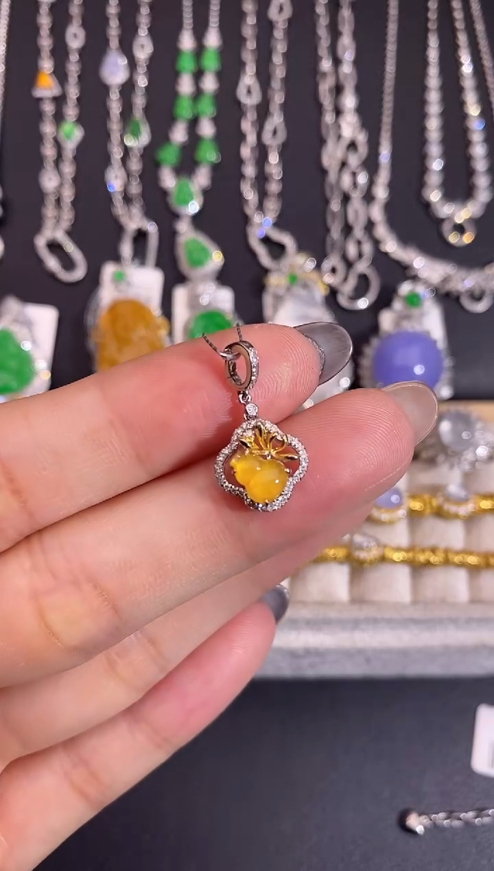 颈饰18K金镶嵌翡翠吊坠