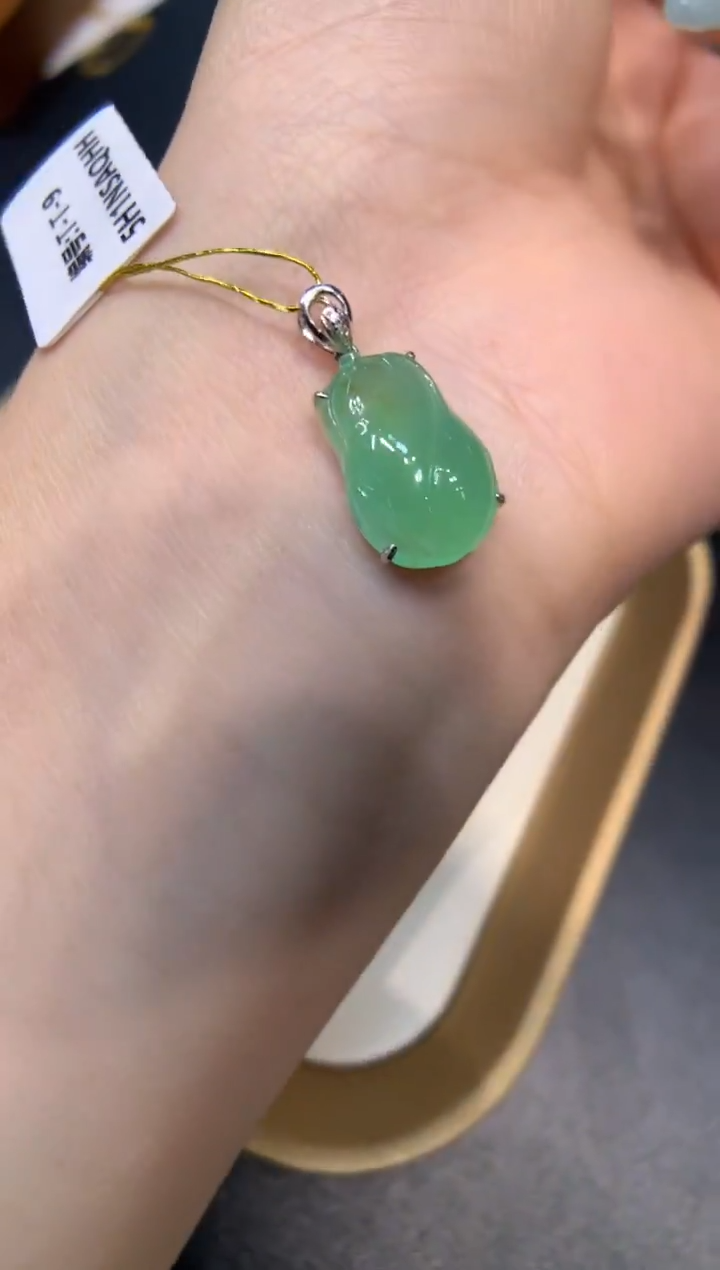 颈饰18K金镶嵌翡翠九尾狐