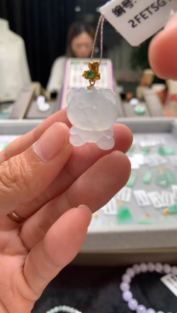 翡翠18K金镶嵌颈饰小熊