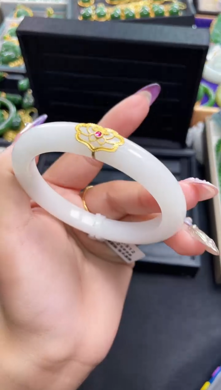 【闪购商品】和田玉手镯18K金镶嵌58多样性发一