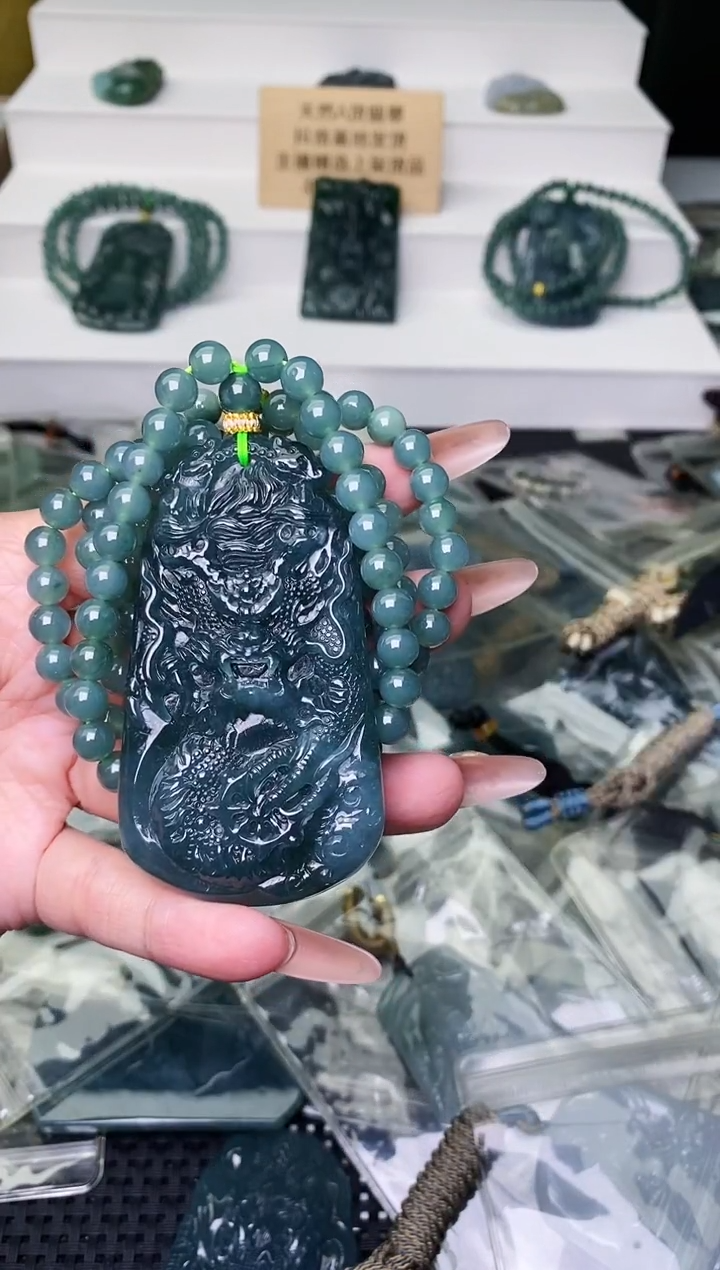 颈饰未镶嵌翡翠 