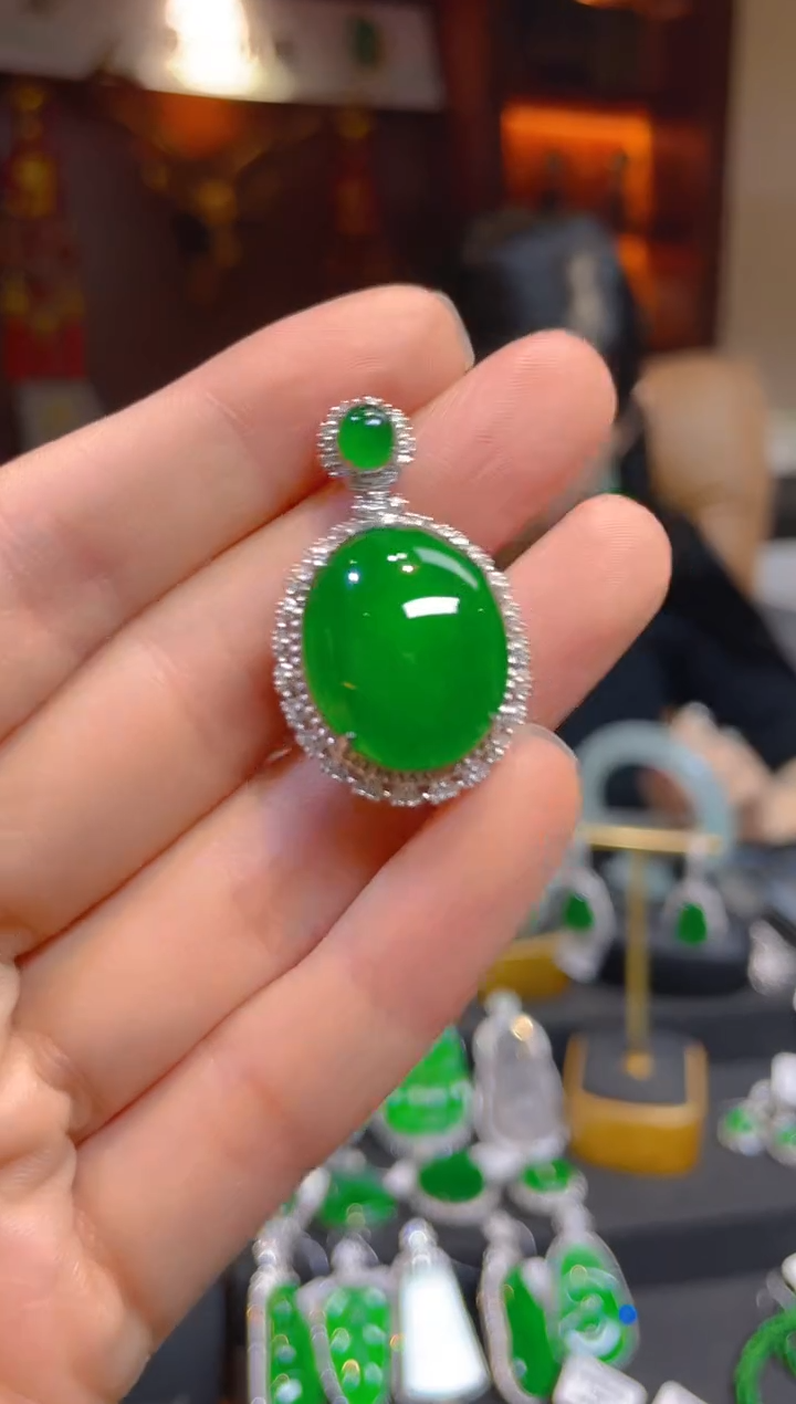 【闪购商品】翡翠颈饰18K金镶嵌115077天然A货翡翠蛋面