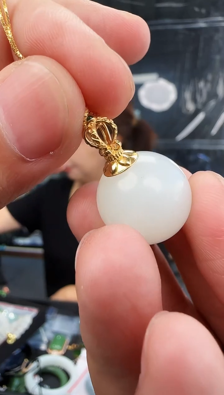 和田玉18K金镶嵌颈饰单珠