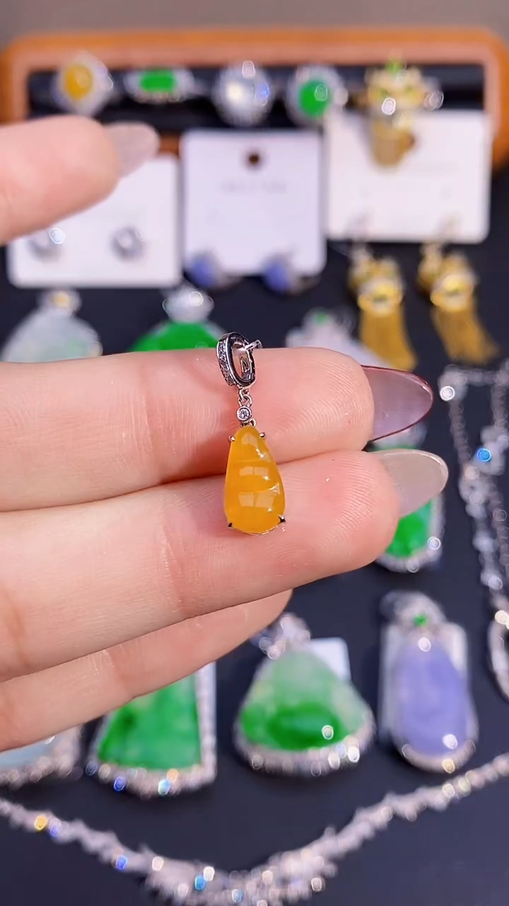 【闪购商品】翡翠颈饰18K金镶嵌吊坠