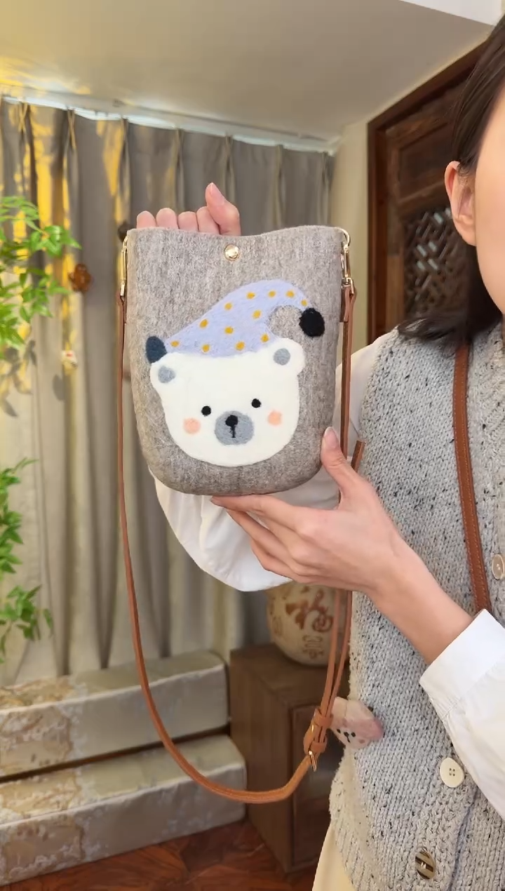羊毛非遗羊毛毡包 手机包灰小熊