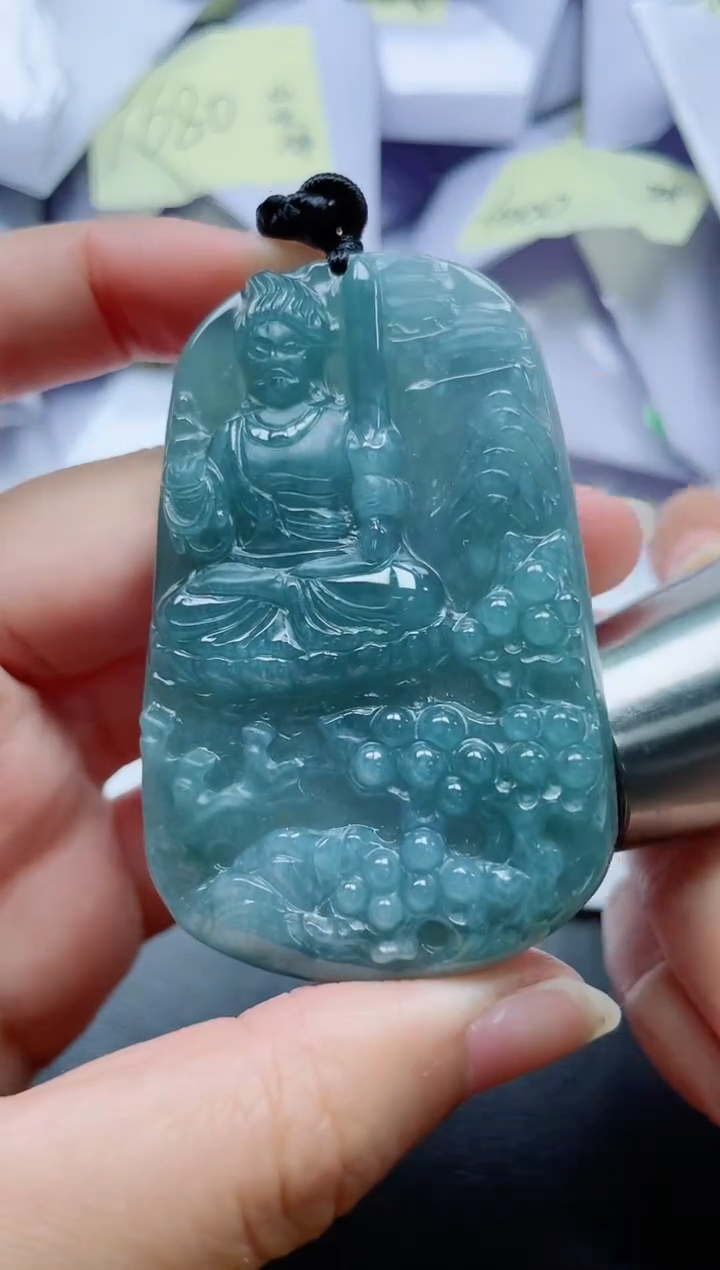 翡翠未镶嵌颈饰            