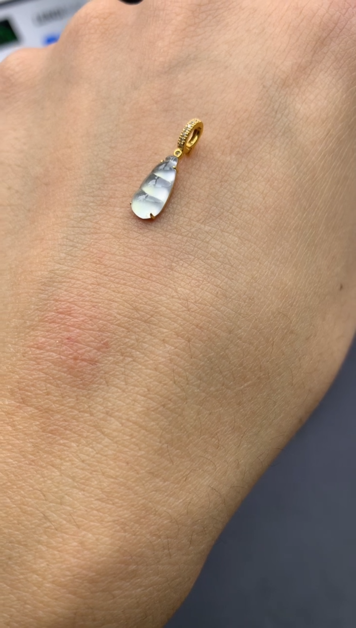 颈饰18K金镶嵌翡翠寄售不退换