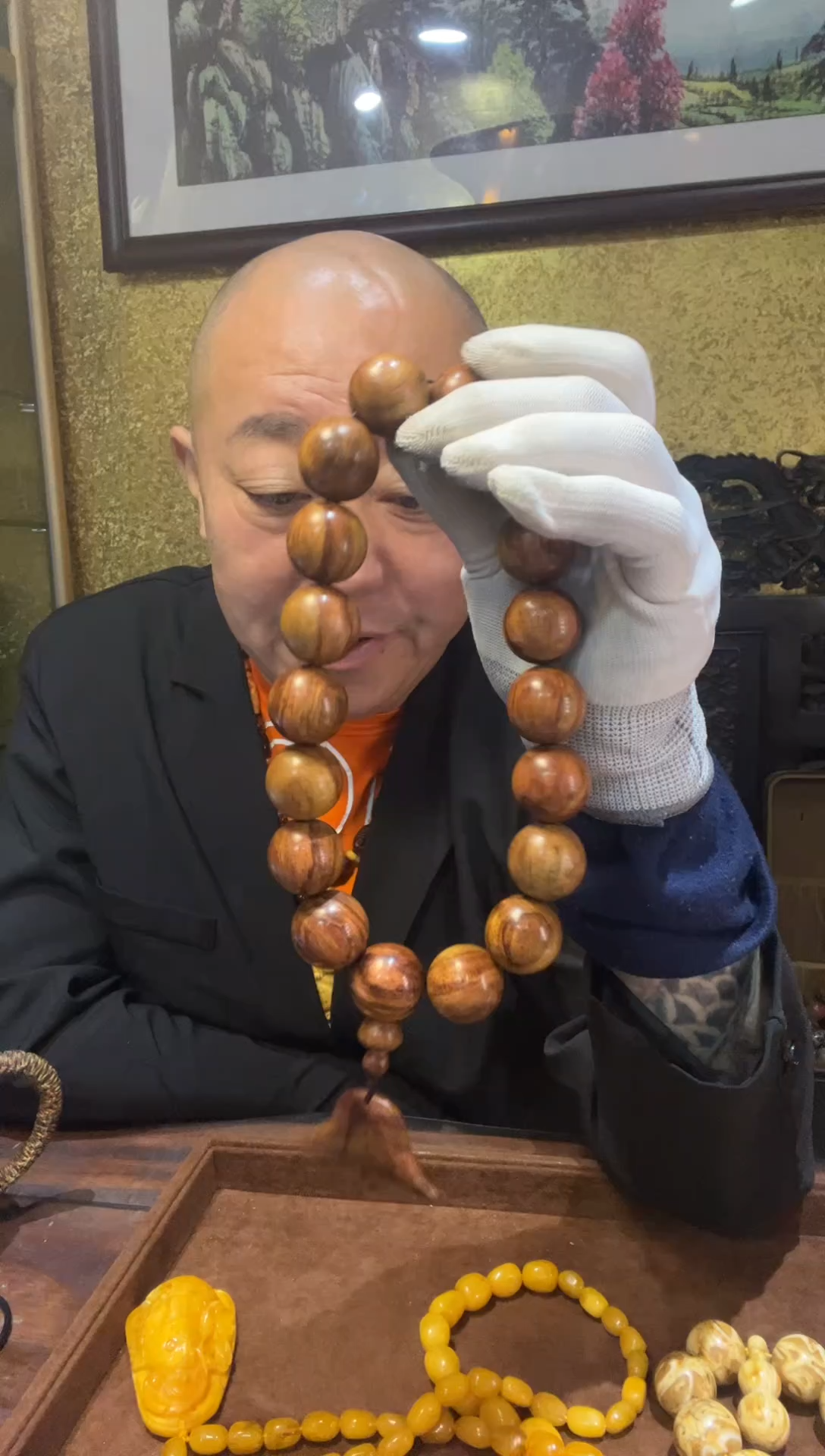 黄花梨手持2.5珠子喜欢拍