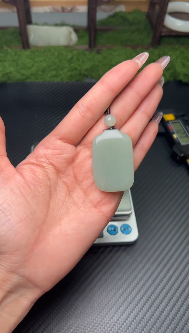 吊坠(赠链)未镶嵌和田玉且末微色差近矿吊坠M