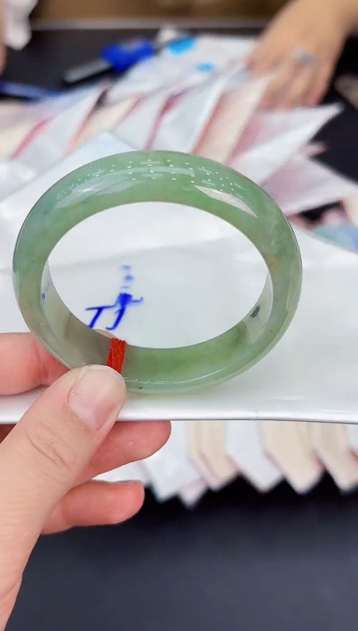 翡翠手镯未镶嵌翡翠手镯