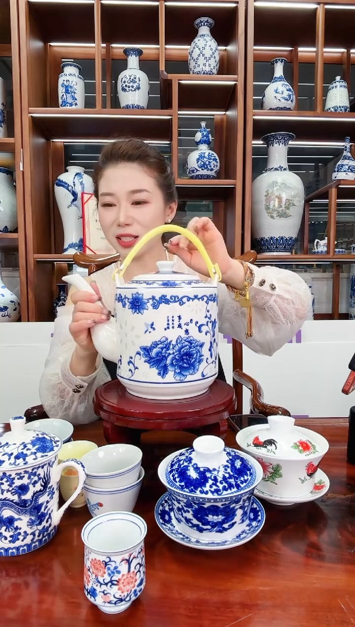 A10景德镇青花玲珑心想事成缠枝莲提梁壶1个