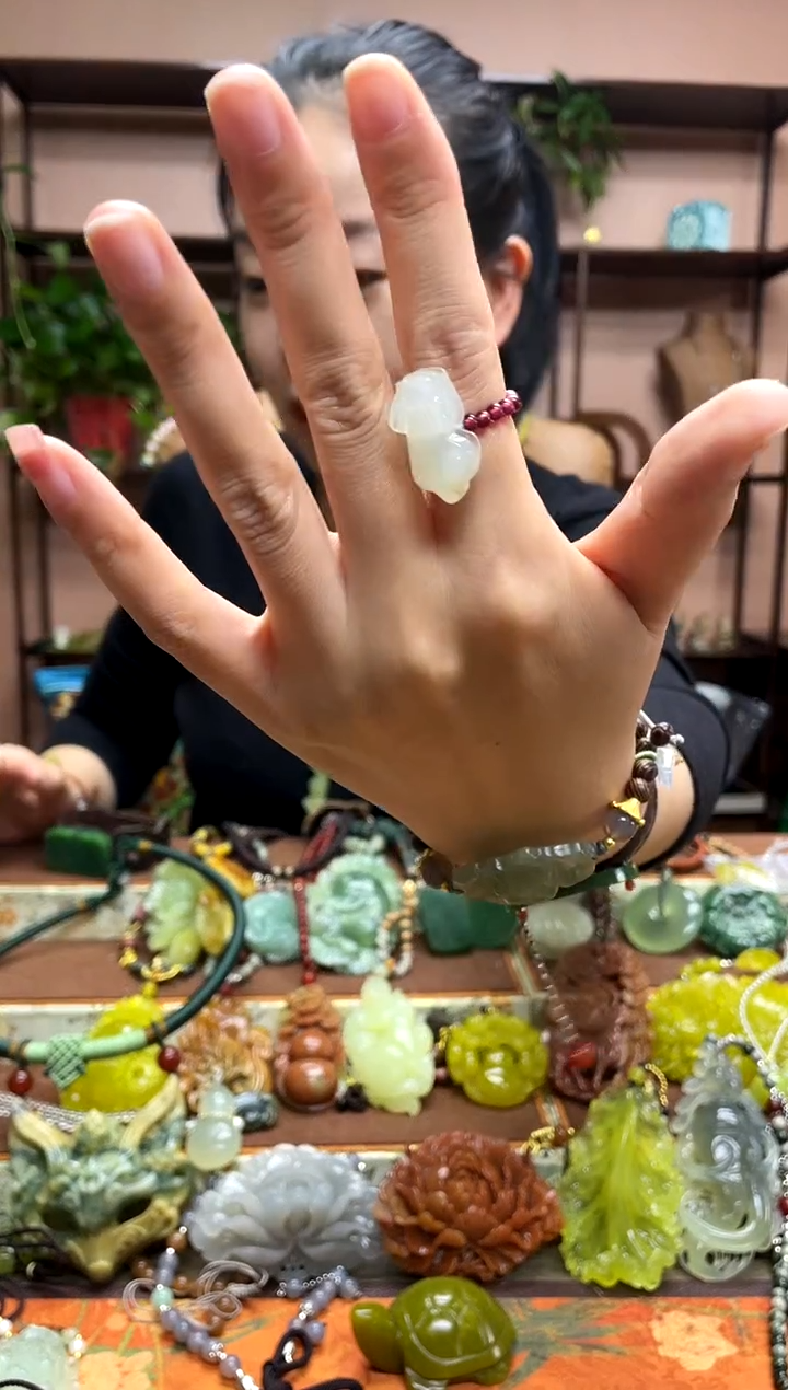 未镶嵌岫玉吊坠多样性发货发其中之一