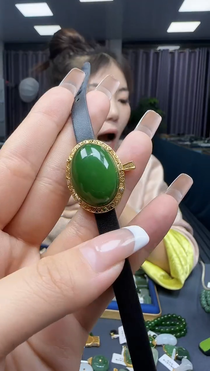 【闪购商品】和田玉挂件18K金镶嵌1