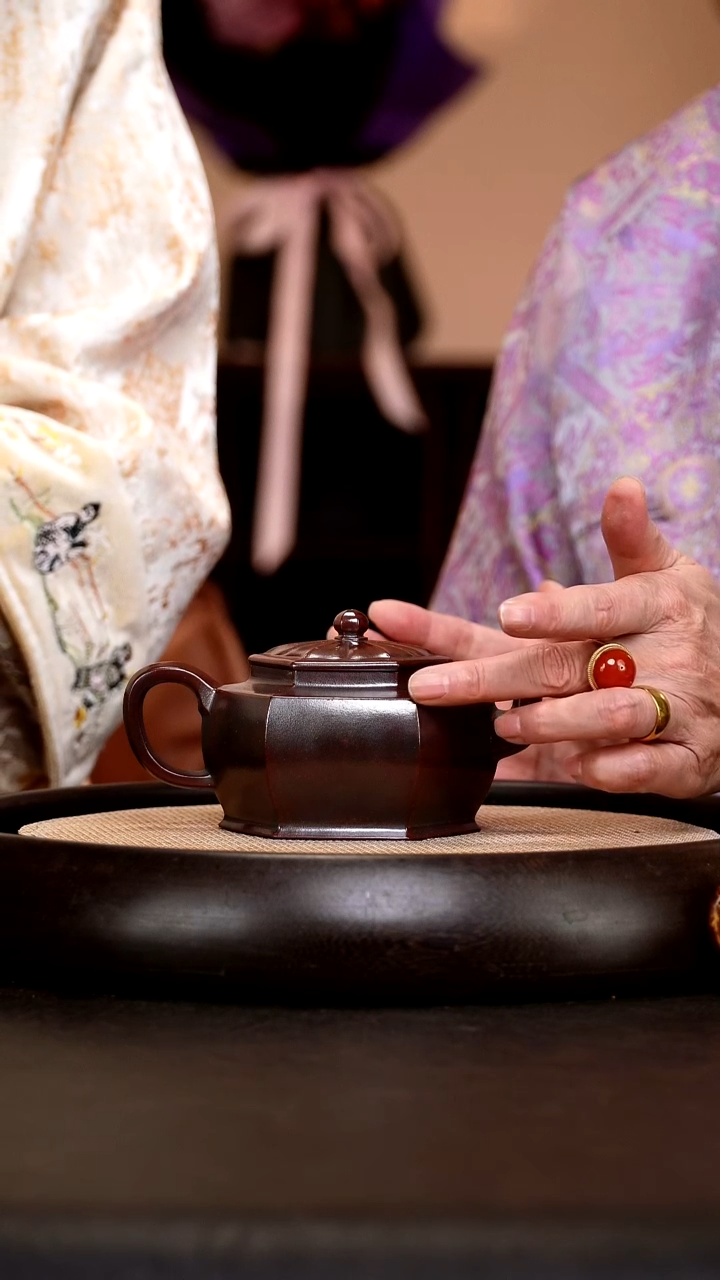 茶壶紫砂YLX18 六方菱花   龙山古乌泥  400cc
