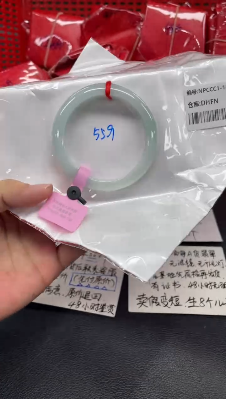 翡翠手镯未镶嵌翡翠手镯