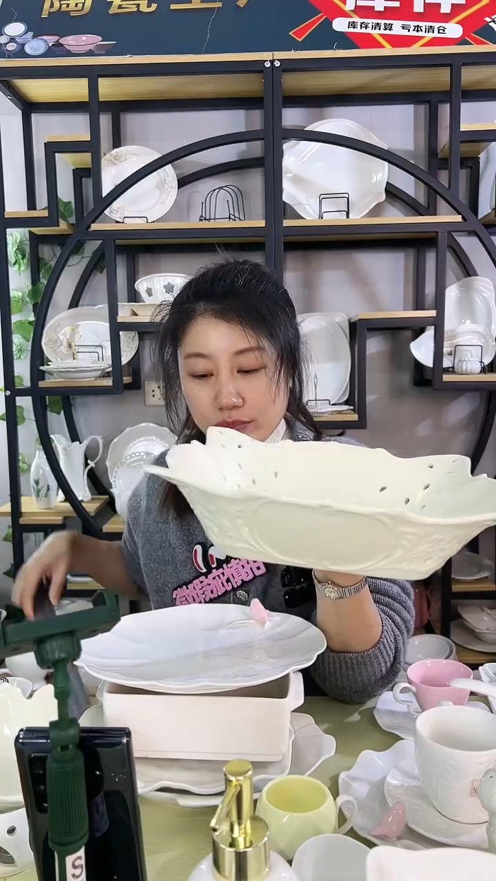 【闪购商品】陶瓷镂空大四方碗