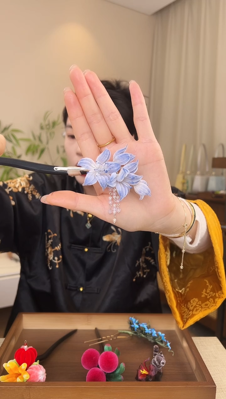 刺绣是****。浅蓝色兰花胖绒发簪