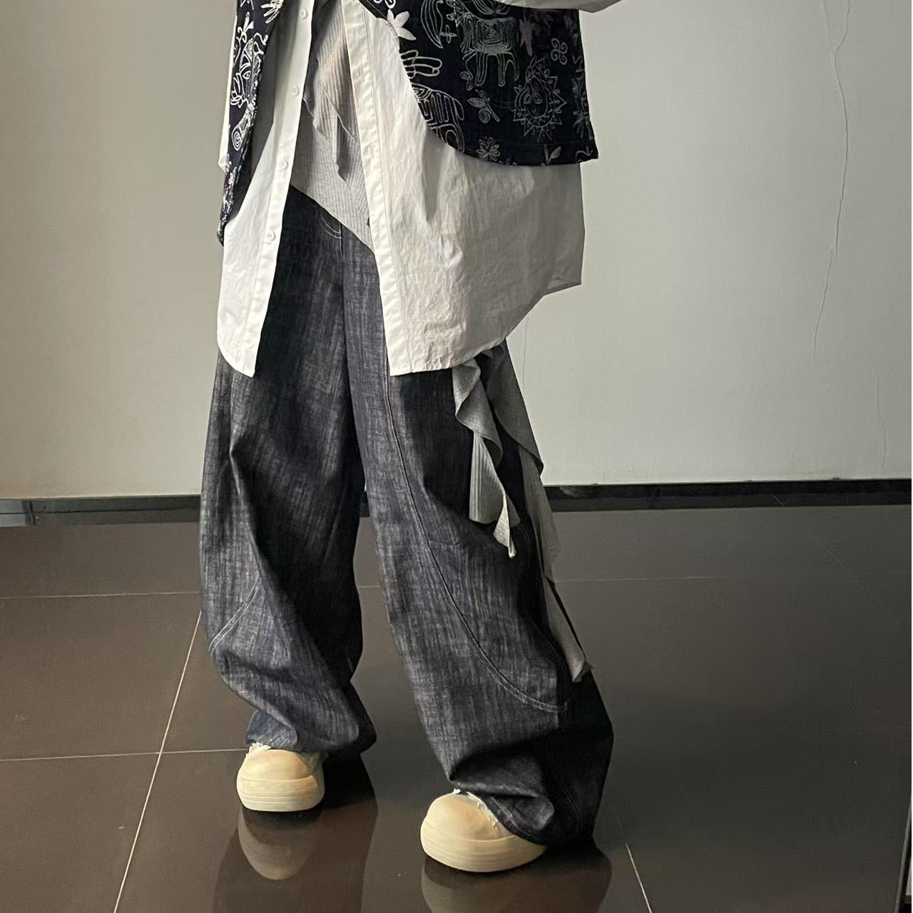 香蕉水洗走线设计牛仔裤