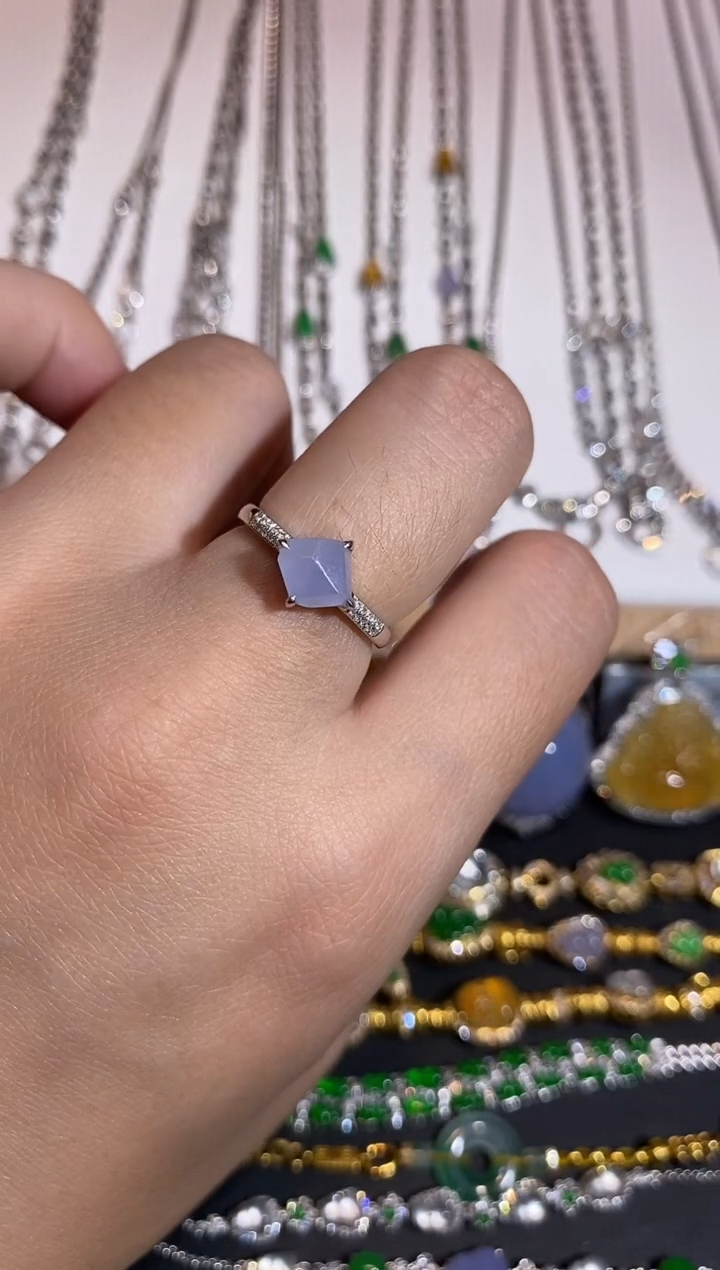 颈饰18K金镶嵌翡翠戒指