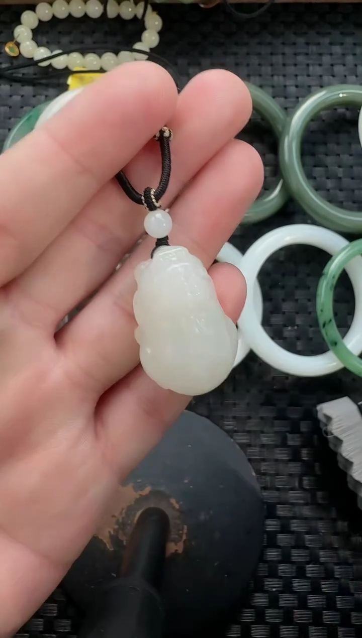 颈饰未镶嵌和田玉貔貅