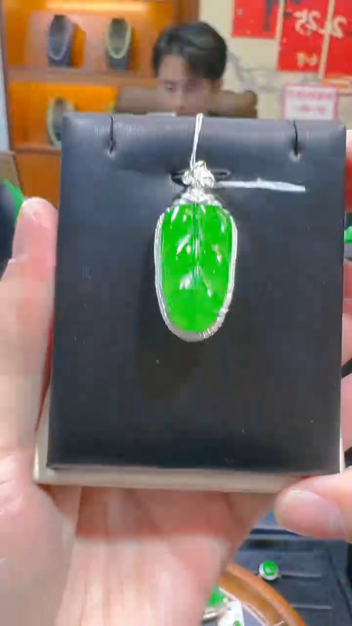 【闪购商品】翡翠吊坠(赠链)18K金镶嵌天然A货翡翠