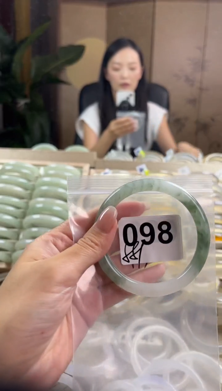手镯玛瑙/玉髓未镶嵌天山翠默认微抠098