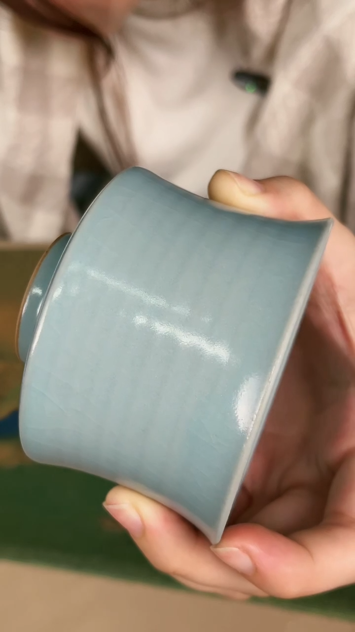 碟瓷孙现锋 仿古天青 玄纹束腰杯