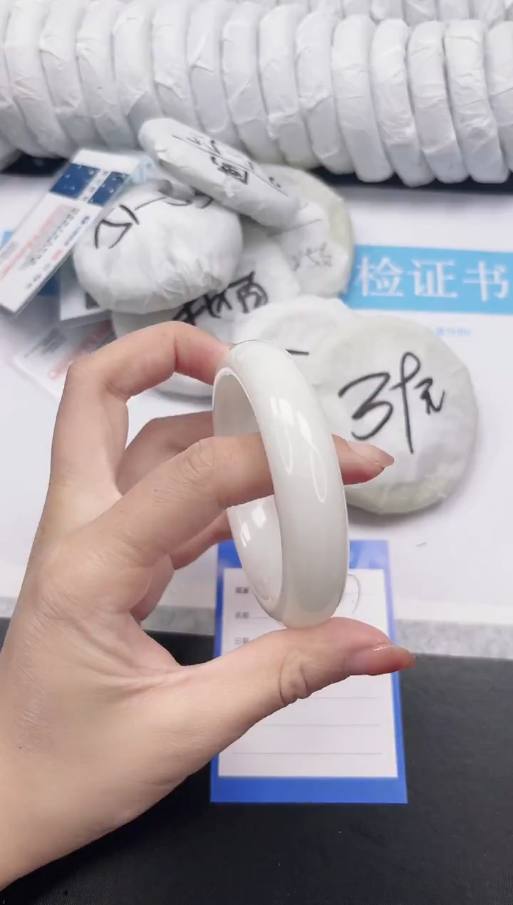 未镶嵌手镯和田玉67-61.5BK