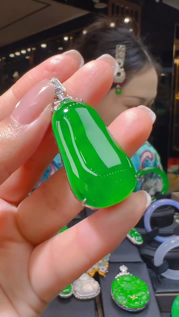 【闪购商品】翡翠18K金镶嵌吊坠(赠链)200       