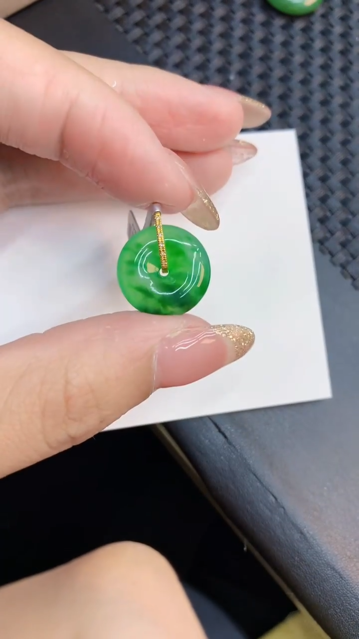 翡翠18K金镶嵌颈饰            8