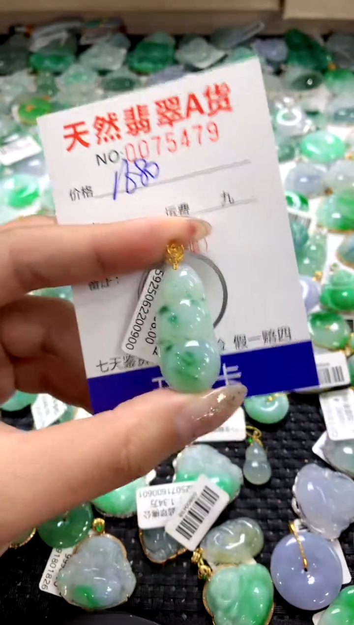 颈饰18K金镶嵌翡翠1111111111111111