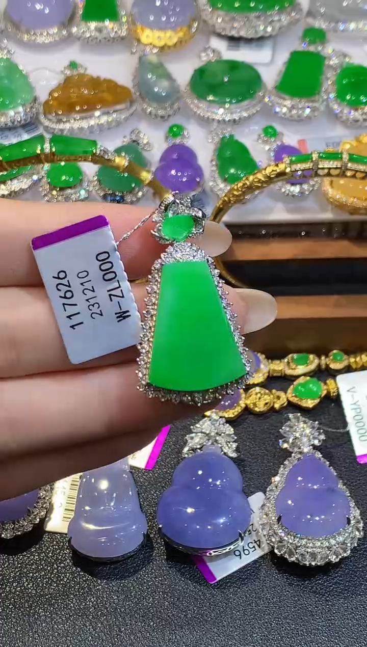 吊坠(不含链)18K金镶嵌翡翠YS多样性发其一