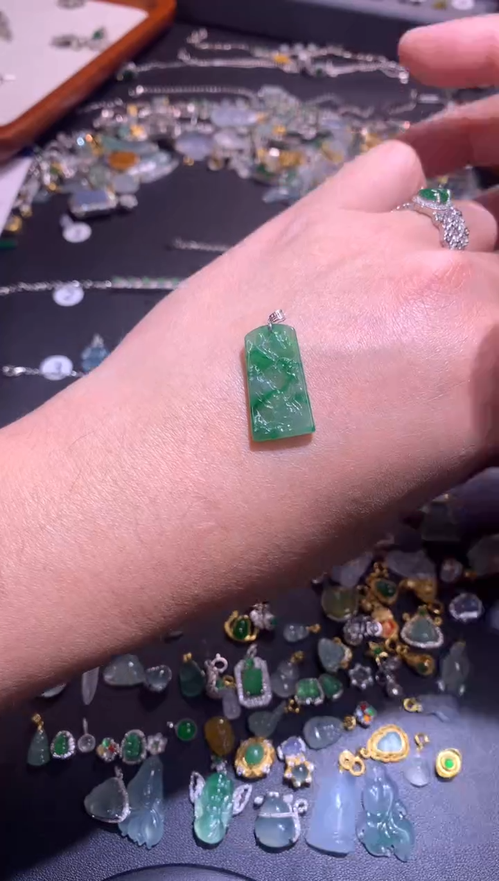 【闪购商品】翡翠吊坠(不含链)18K金镶嵌1