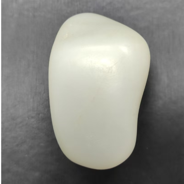 巴依哥精美和田玉218.6克