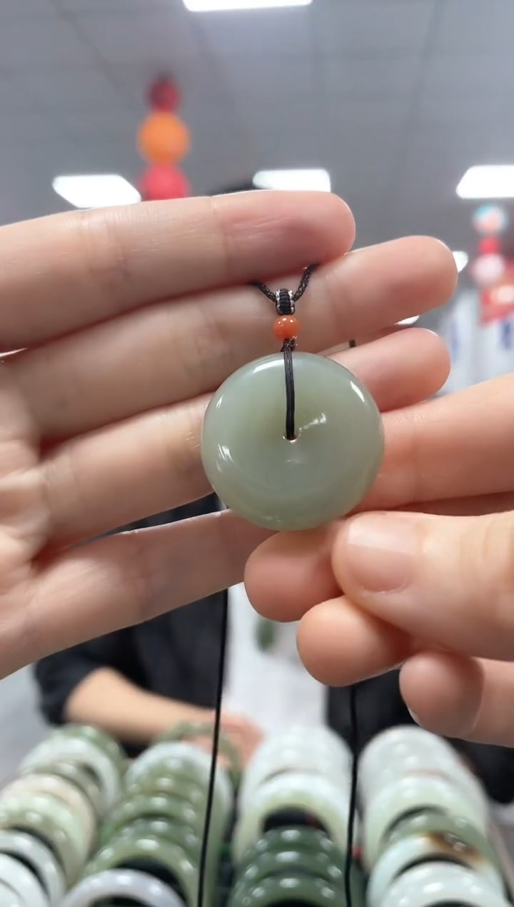 和田玉未镶嵌颈饰平安扣吊坠一件