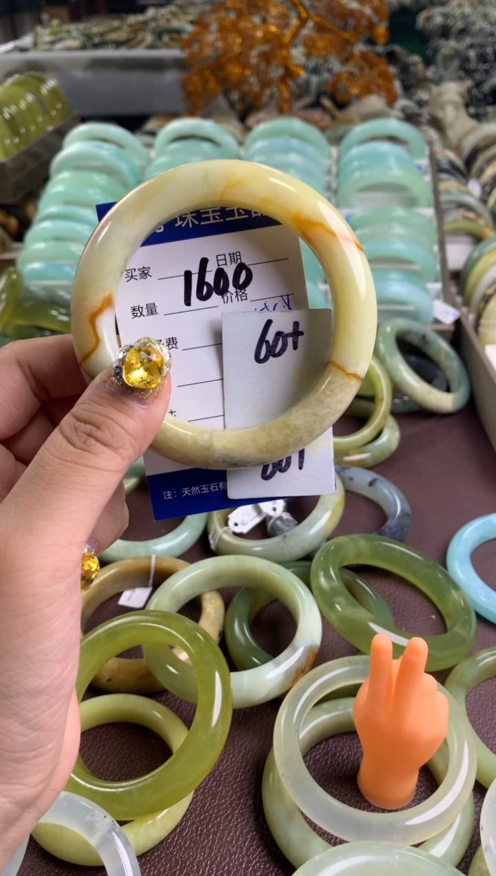 【闪购商品】蛇纹石玉手镯未镶嵌1600