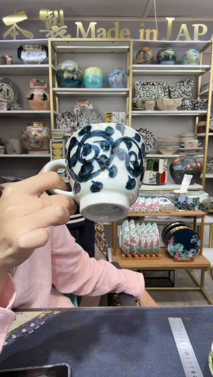陶瓷手绘唐草马克杯