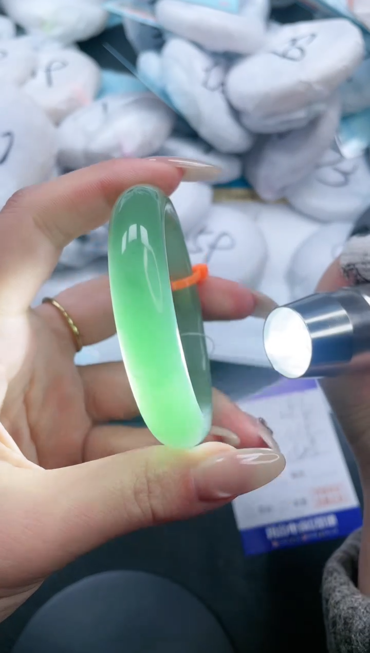 【闪购商品】石英质玉手镯未镶嵌24V96-56