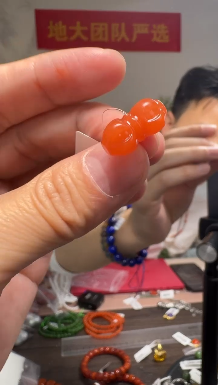 未镶嵌吊坠南红玛瑙约1.5-1.9克南红金刚杵雕刻件吊坠（横通孔）