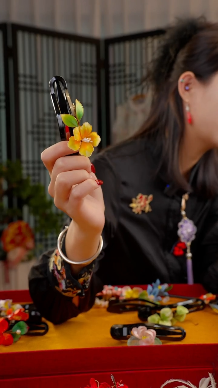 刺绣非遗绒花手工饰品